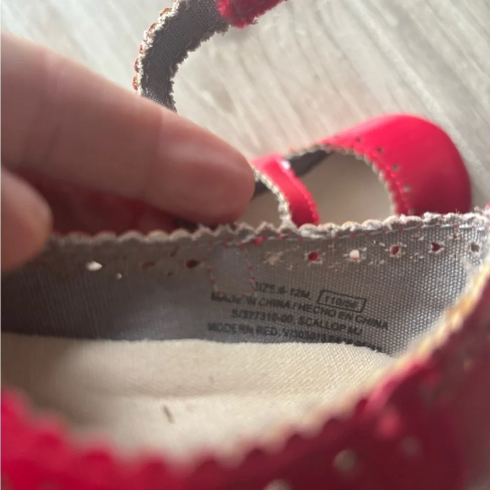 Red Kids Mary Jane Shoes 6-12 months in great condition